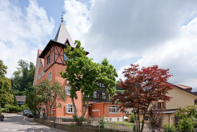Spezielle Dachgeschoss-Wohnung mit separatem Turmzimmer