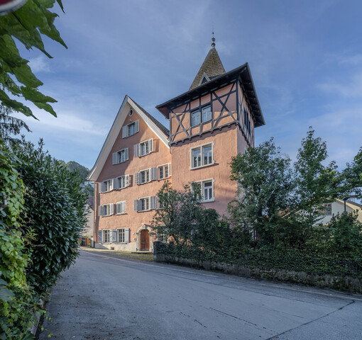 Spezielle Dachgeschoss-Wohnung mit separatem Turmzimmer