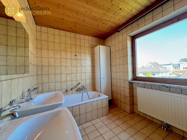 HARD: HAUS MIT CHARME UND TRAUMHAFTEM GARTEN