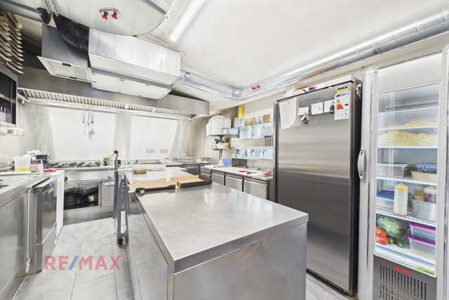 Zinshaus mit Pizzeria und bebaubarer Grundstücksreserve – Alles an einem Standort