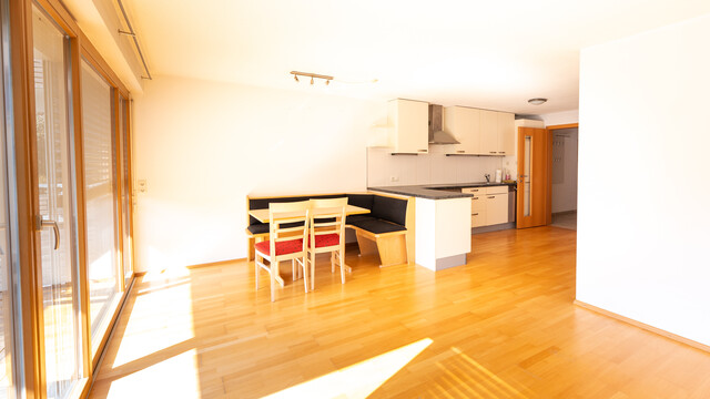 Helle, teilmöblierte 2-Zimmer Wohnung mit Balkon - zentral & ruhig gelegen | Ab sofort verfügbar