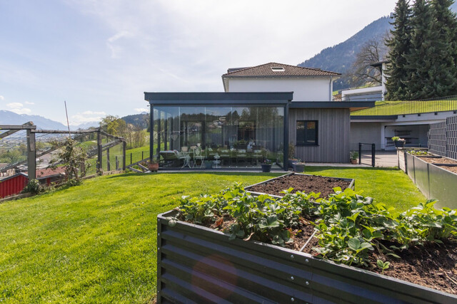Imposantes Einfamilienhaus & 4 Zi.-Whg. im Hampton-Stil mit Wintergarten, Doppelgarage uvm.
