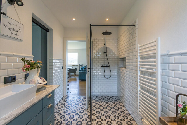 Imposantes Einfamilienhaus & 4 Zi.-Whg. im Hampton-Stil mit Wintergarten, Doppelgarage uvm.