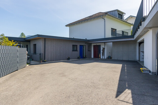 Imposantes Einfamilienhaus & 4 Zi.-Whg. im Hampton-Stil mit Wintergarten, Doppelgarage uvm.