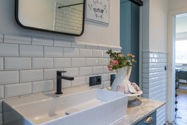 Imposantes Einfamilienhaus & 4 Zi.-Whg. im Hampton-Stil mit Wintergarten, Doppelgarage uvm.