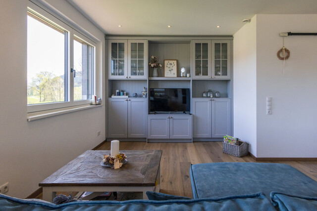 Imposantes Einfamilienhaus & 4 Zi.-Whg. im Hampton-Stil mit Wintergarten, Doppelgarage uvm.