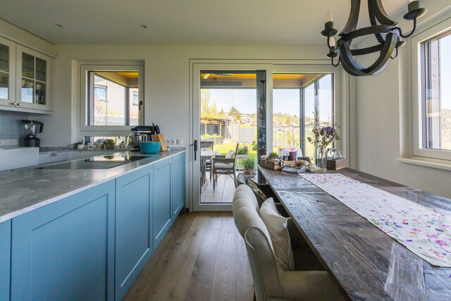 Imposantes Einfamilienhaus & 4 Zi.-Whg. im Hampton-Stil mit Wintergarten, Doppelgarage uvm.