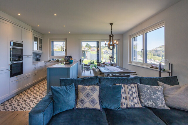 Imposantes Einfamilienhaus & 4 Zi.-Whg. im Hampton-Stil mit Wintergarten, Doppelgarage uvm.