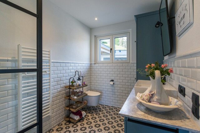 Imposantes Einfamilienhaus & 4 Zi.-Whg. im Hampton-Stil mit Wintergarten, Doppelgarage uvm.