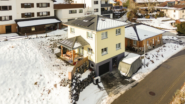 Sofortbezug: Einfamilienhaus in Hanglage mit Keller und Garage