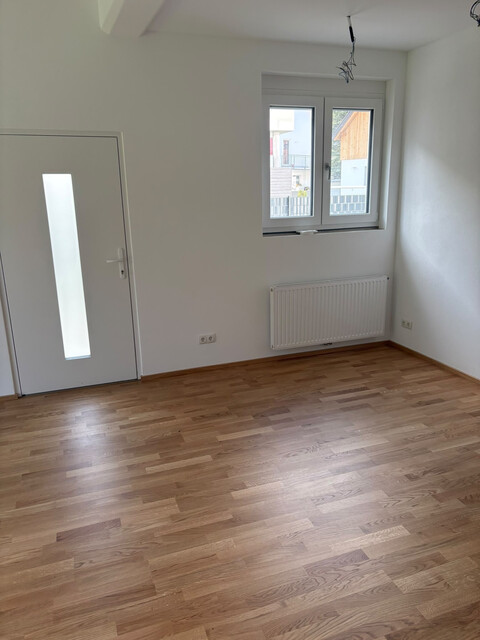 DREIZIMMERGARTENWOHNUNG mit Garage, 4 Stellplätzen, 16 m² Terrasse, 120 m² Garten und Abstellraum