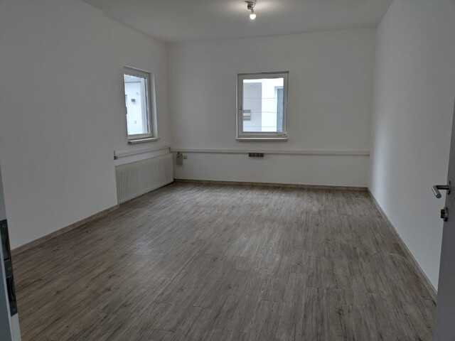 Sanierte Gewerbeimmobilie mit 2 Parkplätzen zu vermieten