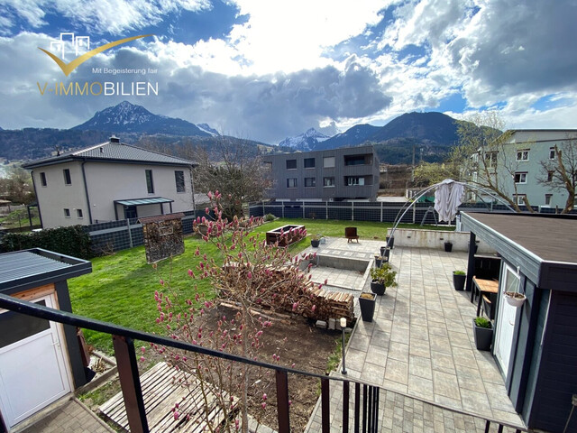 Sonniges Zweifamilienhaus mit Werkstatt und Luxus-Garten