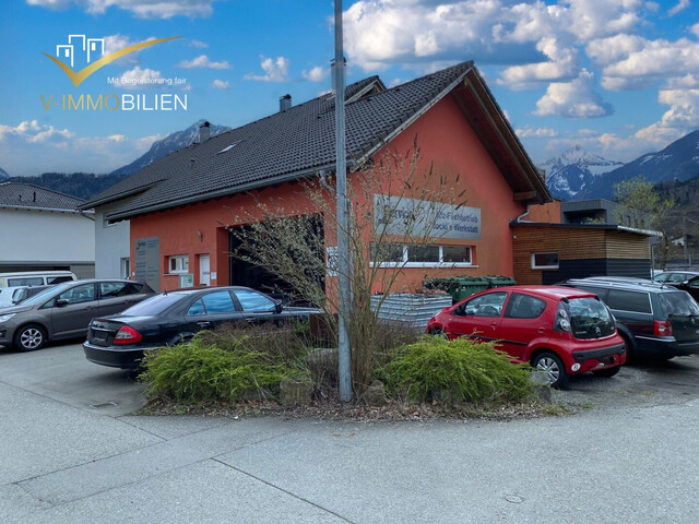 Sonniges Zweifamilienhaus mit Werkstatt und Luxus-Garten