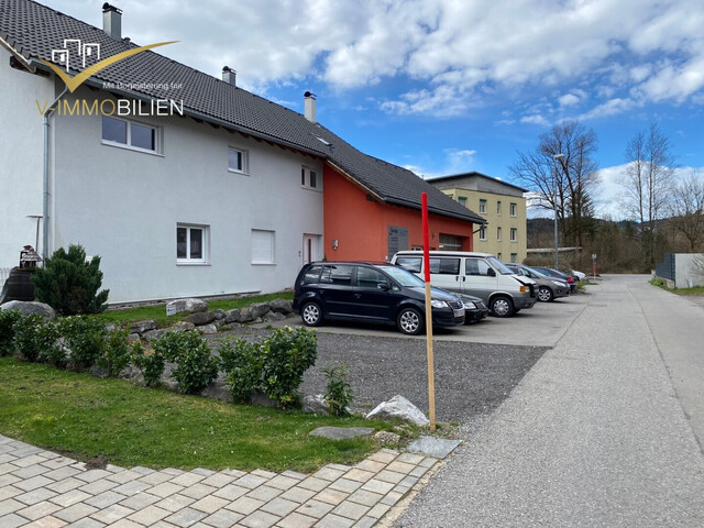 Sonniges Zweifamilienhaus mit Werkstatt und Luxus-Garten