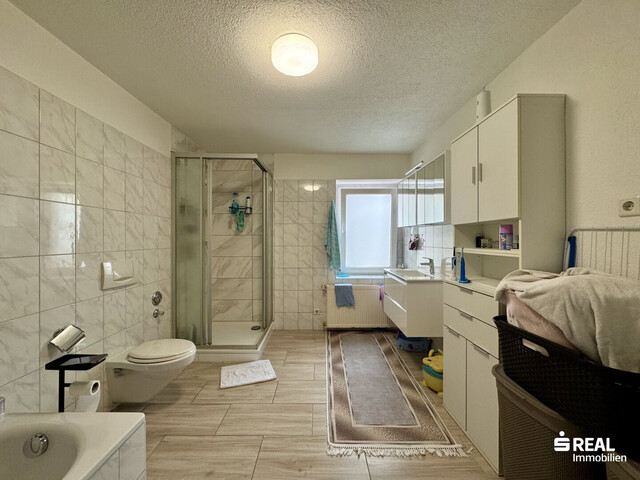 Großes Mehrfamilienhaus mit 5 Wohnungen