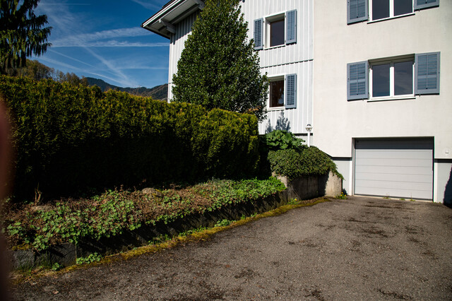 Vier-Zimmer-Wohnung in Zweifamilienhaus mit großem Garten