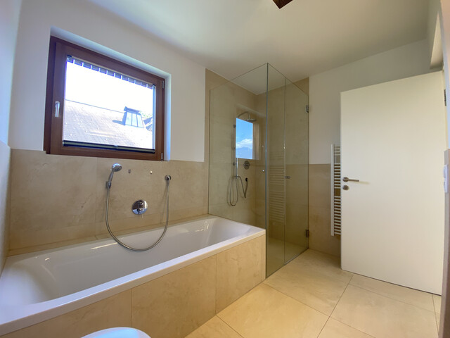 "ohne Provision" geräumige, helle 5 Zimmer Terrassenwohnung mit super Aussicht