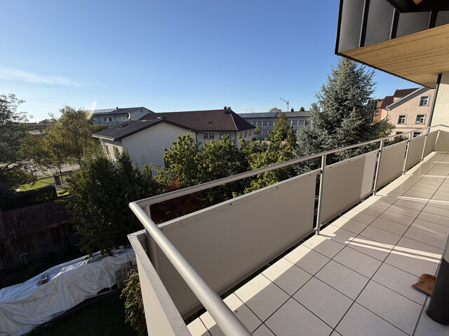 Sonnige 3,5 Zimmer Wohnung mit Balkon in Seenähe 