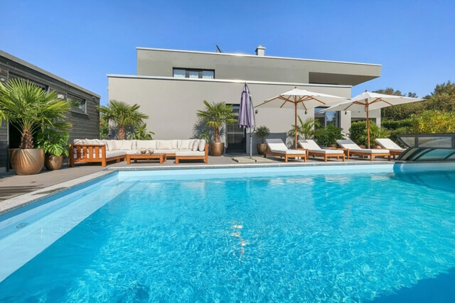 Exklusive Villa mit Indoor- & Outdoor-Pool, Smart-Home-Ausstattung und durchdachtem Raumkonzept
