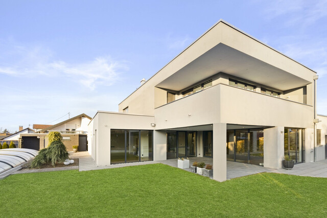 Exklusive Villa mit Indoor- & Outdoor-Pool, Smart-Home-Ausstattung und durchdachtem Raumkonzept