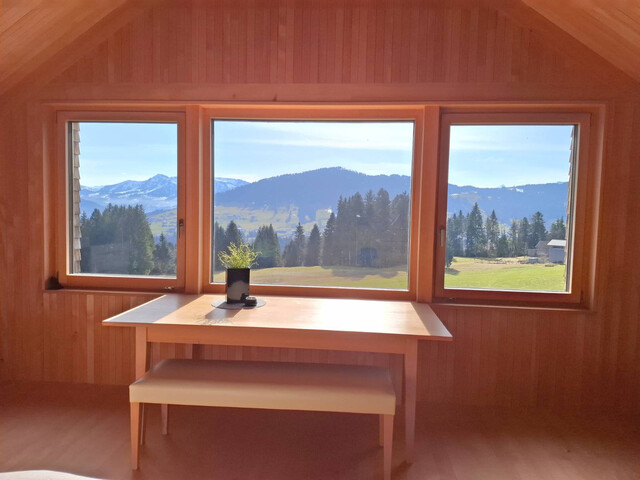 Freistehendes Holzhaus mit Aussicht über den Bregenzerwald