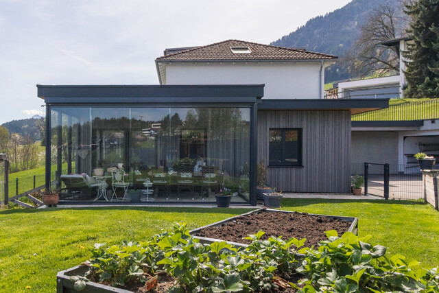 Neuwertige-Aufstockbare Doppelhaushälfte mit Wintergarten und Garage