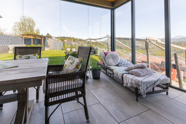 Neuwertige-Aufstockbare Doppelhaushälfte mit Wintergarten und Garage