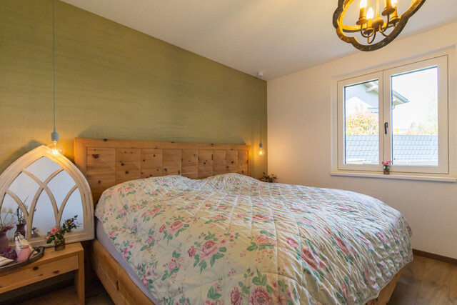 Neuwertige-Aufstockbare Doppelhaushälfte mit Wintergarten und Garage