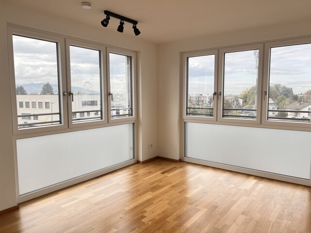 Lichtdurchflutete und großzügige 4 Zimmer Wohnung mit Balkon in zentraler Lage in Dornbirn