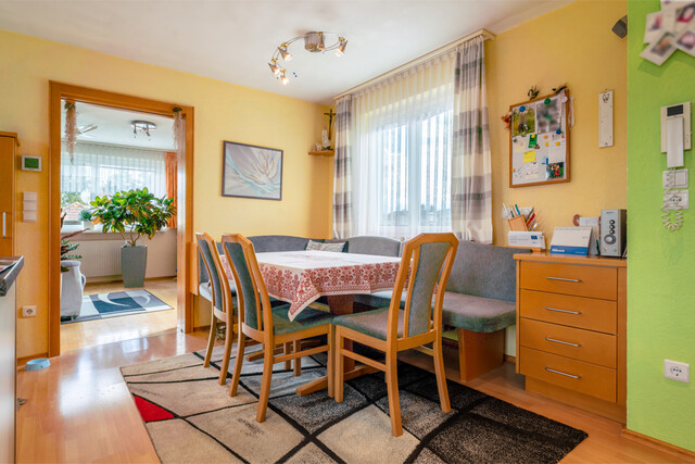 Wohn- und Geschäftshaus mit Parkplätzen