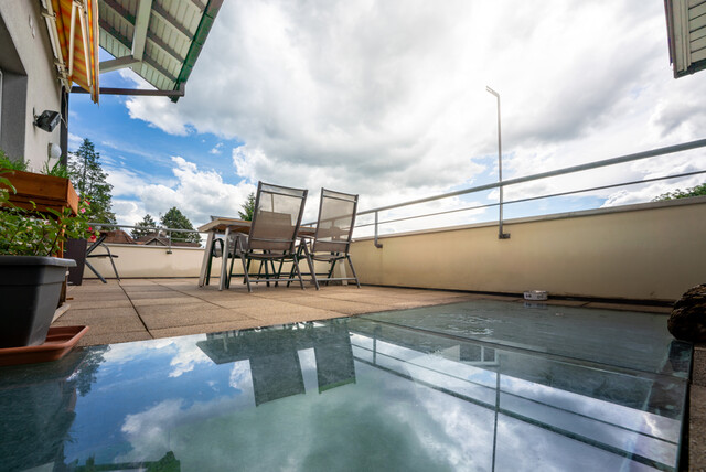 Wohn- und Geschäftshaus mit Parkplätzen