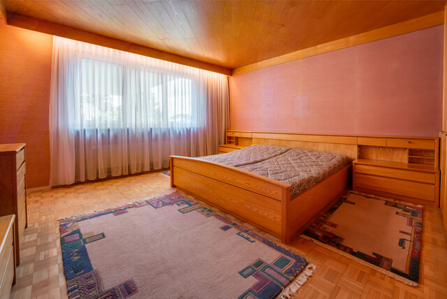 Wohn- und Geschäftshaus mit Parkplätzen