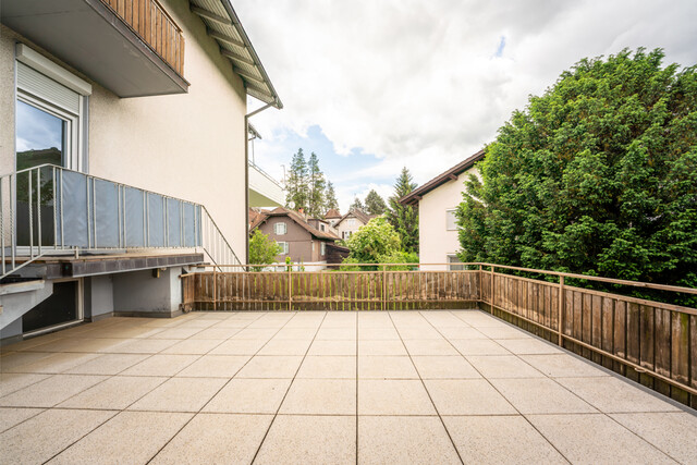 Wohn- und Geschäftshaus mit Parkplätzen