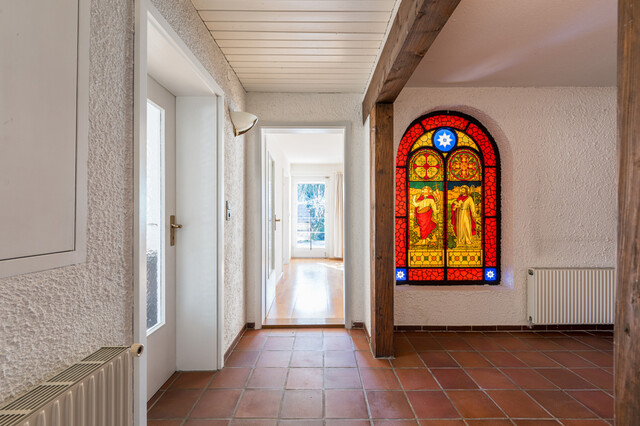 Älteres Wohnhaus in idyllischer Lage