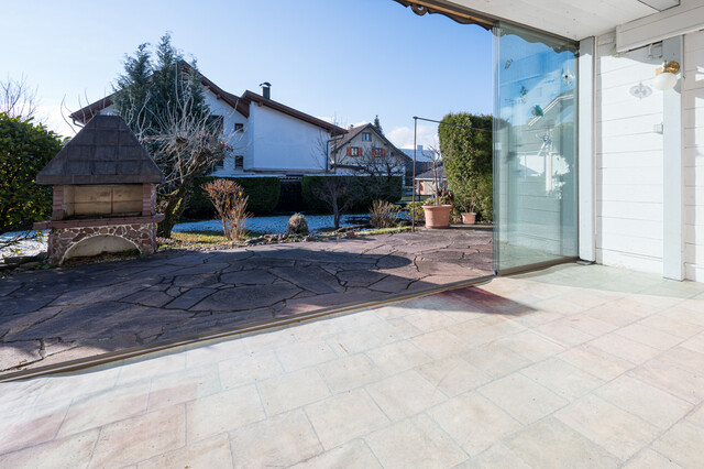 Älteres Wohnhaus in idyllischer Lage