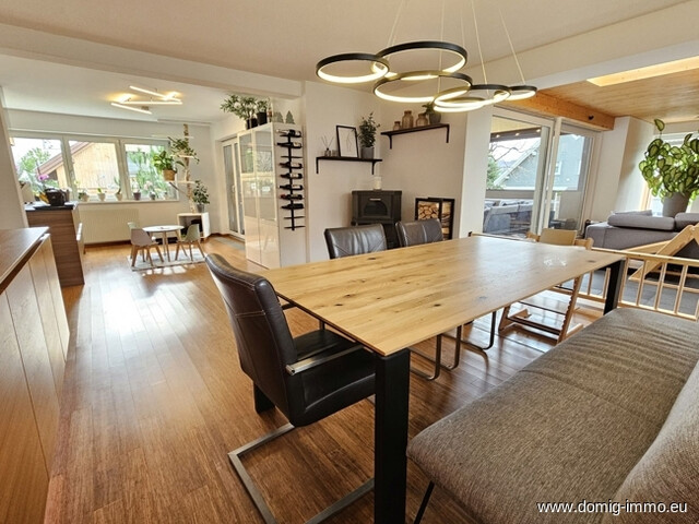 Stilvolles Einfamilienhaus mit großzügigem Raumangebot und separater Einliegerwohnung