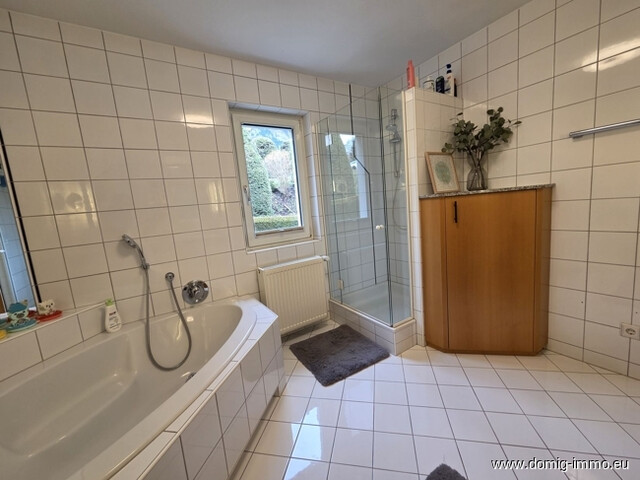 Stilvolles Einfamilienhaus mit großzügigem Raumangebot und separater Einliegerwohnung