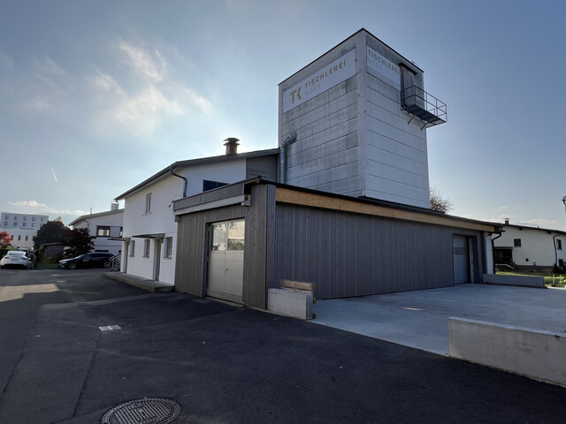 GERÄUMIGE PRODUKTIONS- UND LAGERHALLE FÜR IHR UNTERNEHMEN