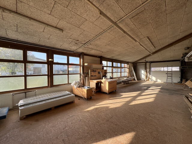 GERÄUMIGE PRODUKTIONS- UND LAGERHALLE FÜR IHR UNTERNEHMEN