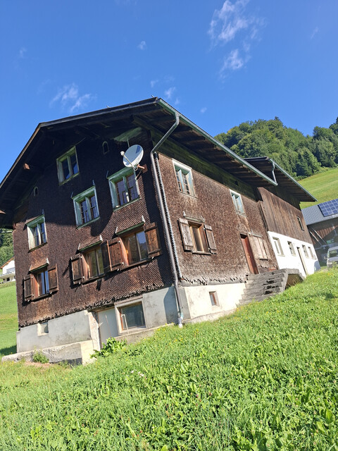 Bauernhaus mit Stall im Grünen