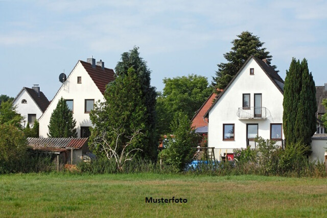 Einfamilienhaus mit Keller, Carport und vielseitigen Nebenflächen