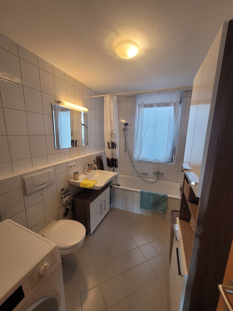 Sonnige 2-Zimmerwohnung mit Balkon und Tiefgarage, grenznah