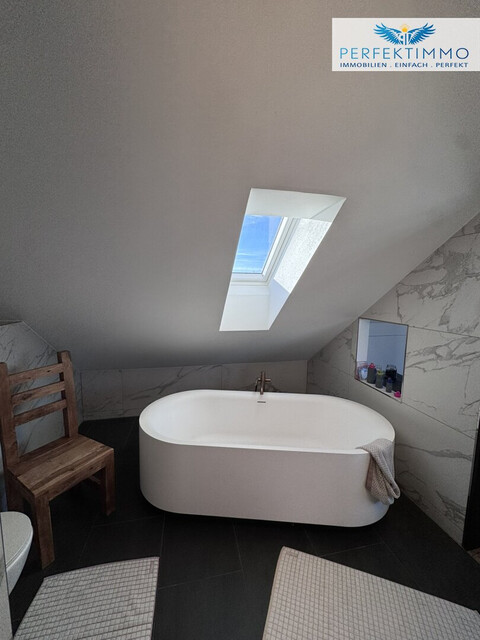 Lichtdurchflutete Dachgeschoss-Maisonette mit Traum-Blick auf den Weiher in Weißensberg!