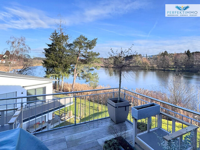 Lichtdurchflutete Dachgeschoss-Maisonette mit Traum-Blick auf den Weiher in Weißensberg!