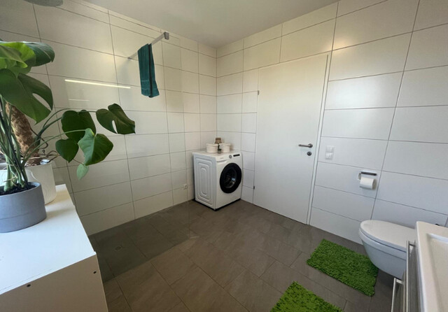 Moderne Dachgeschoss-Wohnung mit großzügiger Sonnen-Terrasse und Tiefgaragenplatz - PROVISIONSFREI