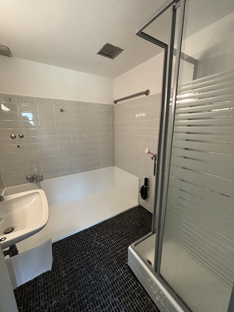 "ohne Provision" geräumige, helle 4,5 Zimmer Wohnung mit Garten u Balkon