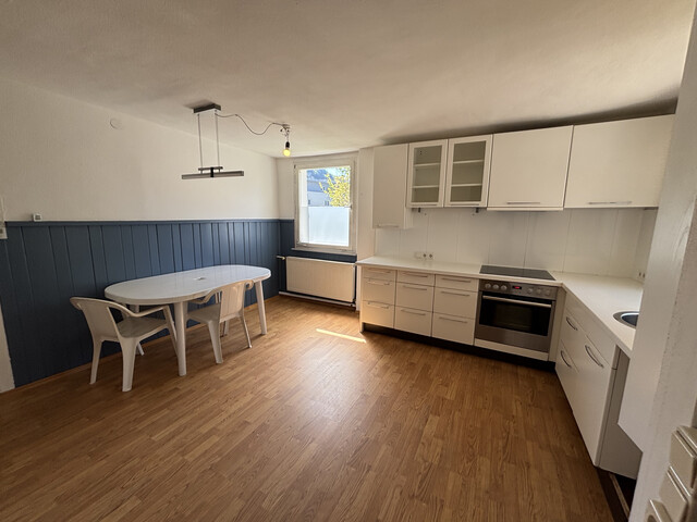 "ohne Provision" geräumige, helle 4,5 Zimmer Wohnung mit Garten u Balkon