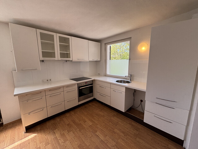 "ohne Provision" geräumige, helle 4,5 Zimmer Wohnung mit Garten u Balkon