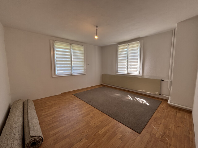 "ohne Provision" geräumige, helle 4,5 Zimmer Wohnung mit Garten u Balkon